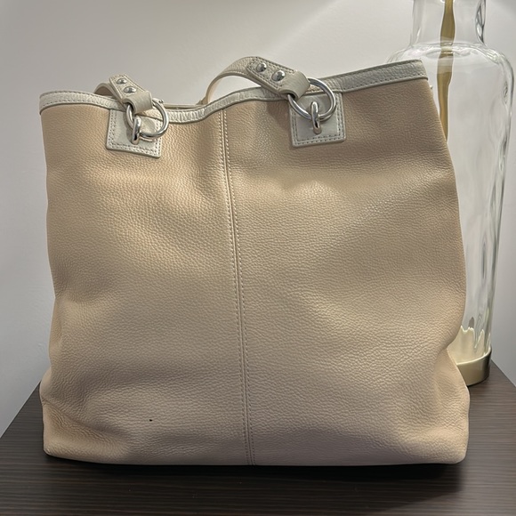 Beautiful and authentic Coach purse - Picture 1 of 9